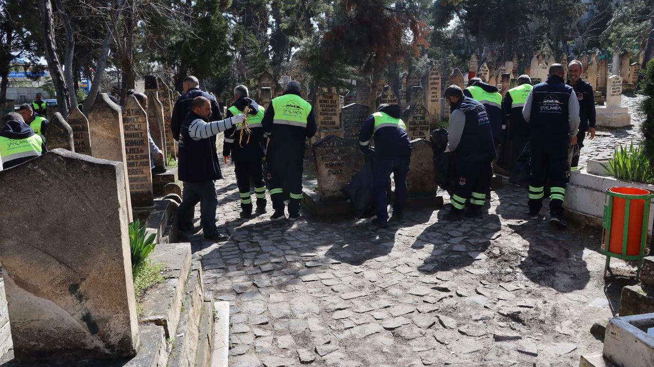 Büyükşehir, mezarlıkları bayrama hazırlıyor