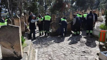 Büyükşehir, mezarlıkları bayrama hazırlıyor