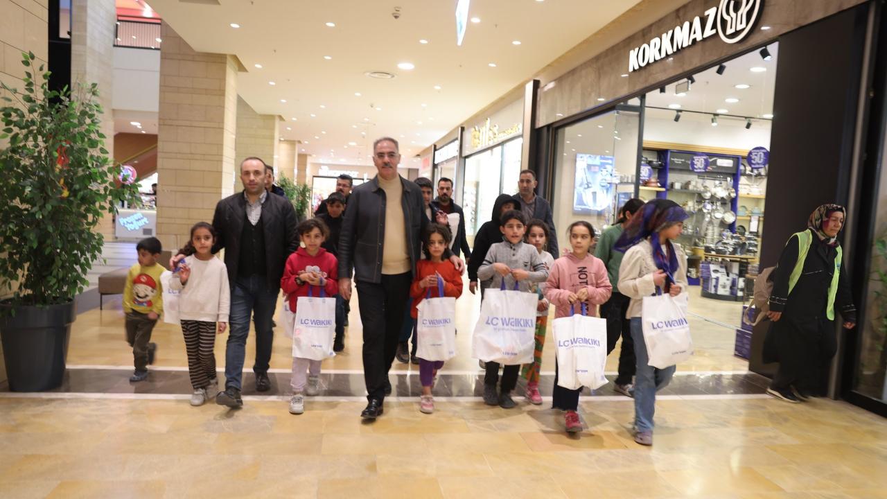 Eyyübiye’de bayram öncesi yetim çocuklara giysi desteği