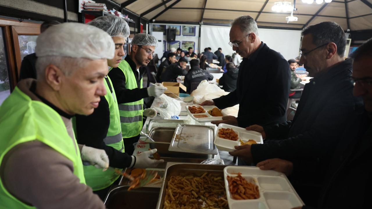Eyyübiyeliler aynı sofrada aynı duada buluşuyor