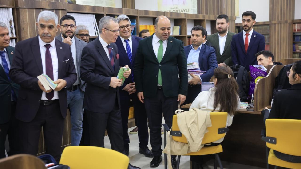 Osmanağaoğlu’ndan Karaköprü Merkez Kütüphanesine ziyaret