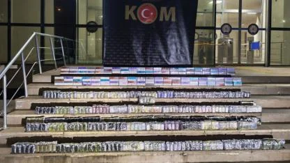 Şanlıurfa’da durdurulan otobüste yüzlerce kaçak ürün ele geçirildi