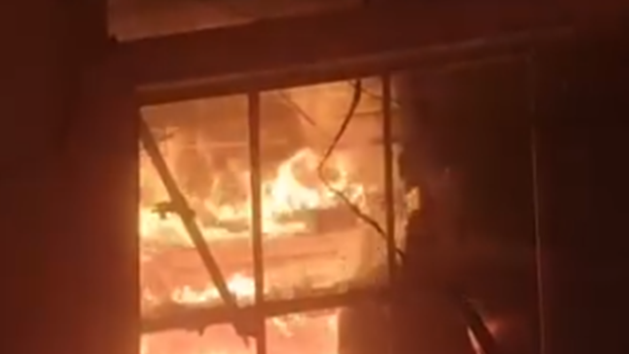 Şanlıurfa’da iki katlı ev alevlere teslim oldu