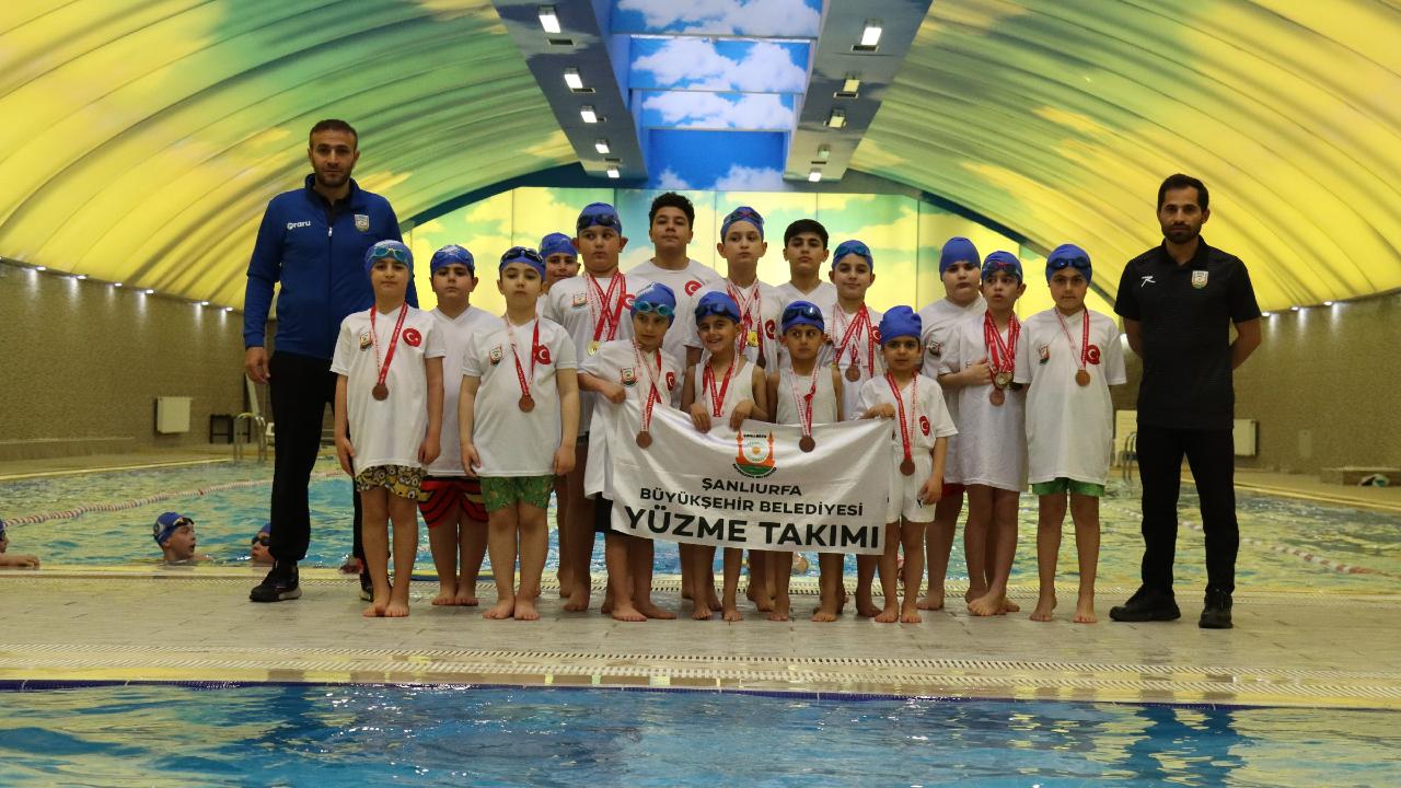 Şanlıurfa’da minik yüzücülerden 24 madalya