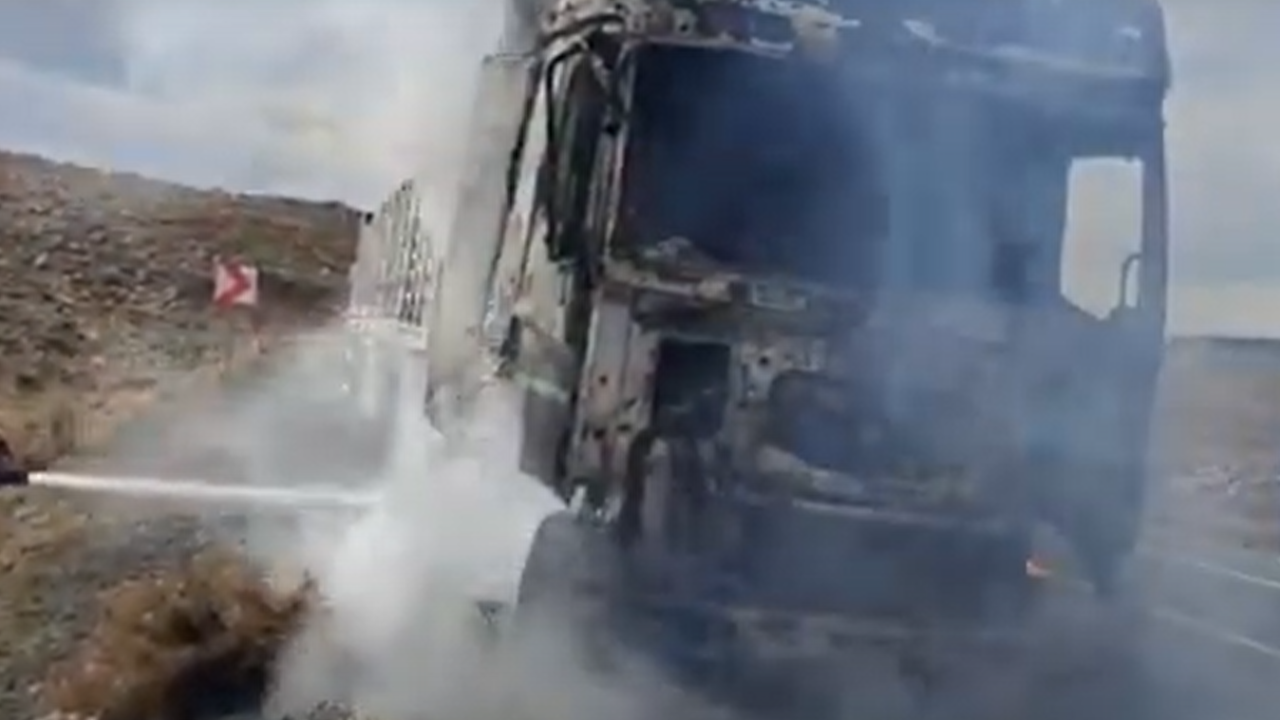 Şanlıurfa’da seyir halindeki tır alev alev yandı