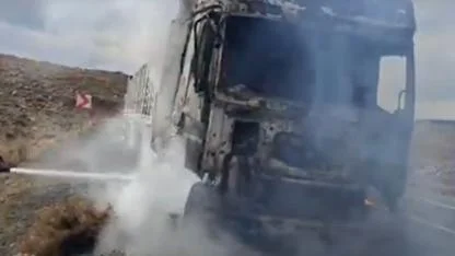 Şanlıurfa’da seyir halindeki tır alev alev yandı