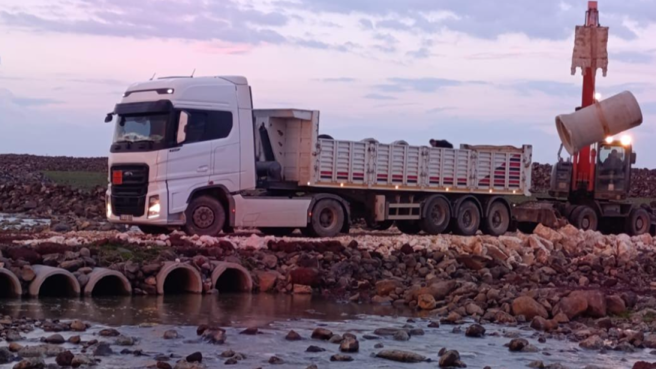Şanlıurfa’da yağış sonrası yol onarım çalışmaları sürüyor