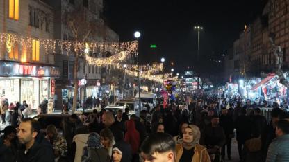 Şehrin kalbi Divanyolu daha ışıltılı hale geldi