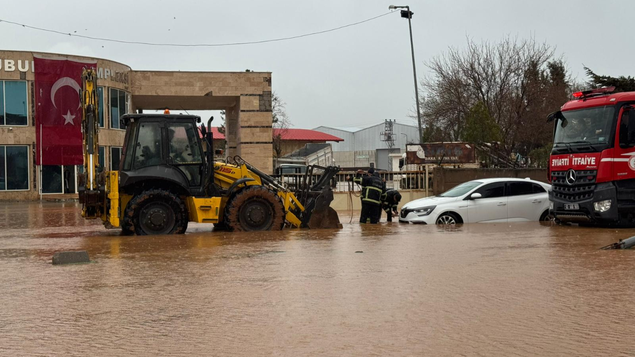Viranşehir buğday pazarını su bastı: Bir aile mahsur kaldı