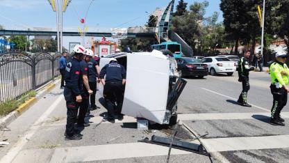 Haliliye'de otomobil takla attı: Araçta sıkıştı