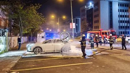 Haliliye'de park halindeki elektrikli araç yandı