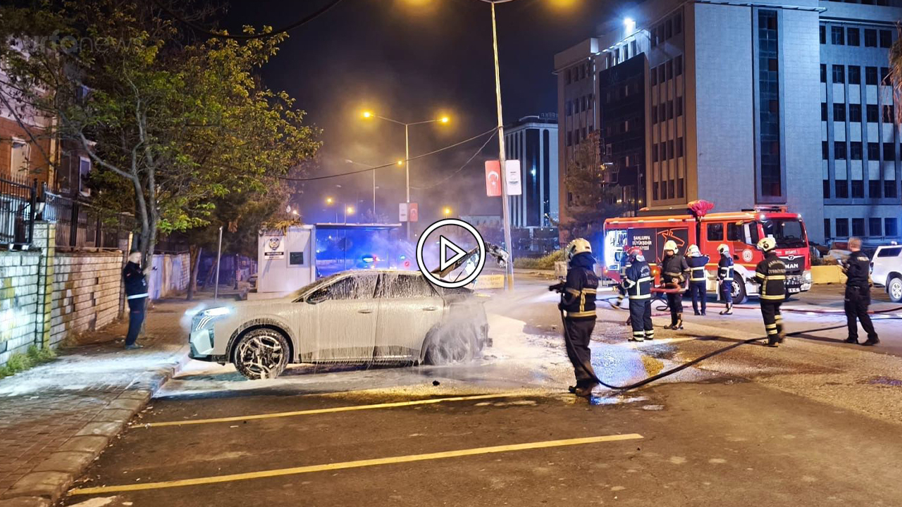 Haliliye'de park halindeki elektrikli araç yandı