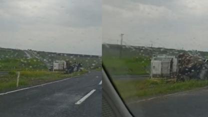 Şanlıurfa-Siverek karayolunda tır devrildi: 1 yaralı