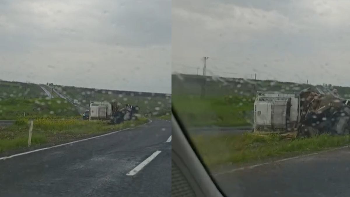 Şanlıurfa-Siverek karayolunda tır devrildi: 1 yaralı