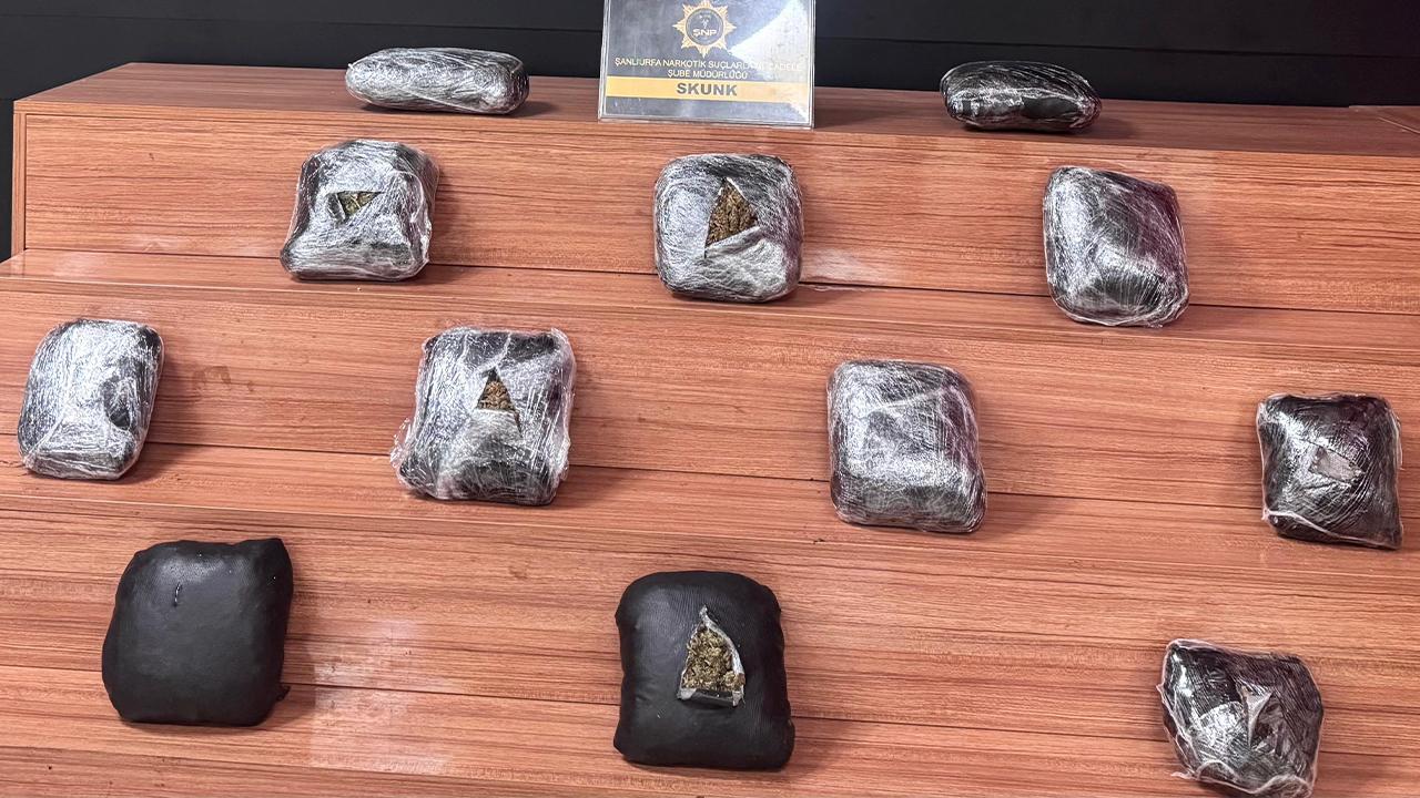 Şanlıurfa'da bir araçta 8 kilo uyuşturucu ele geçirildi