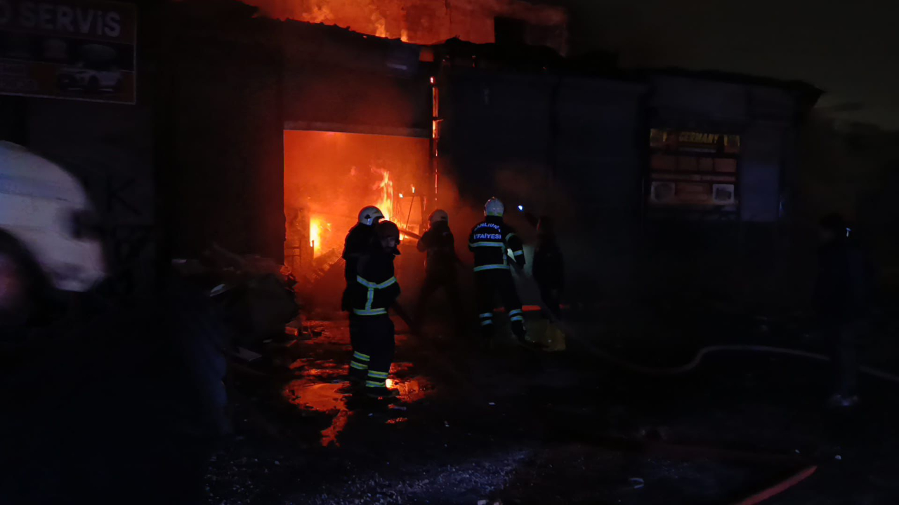 Şanlıurfa’da hurdacı dükkanında yangın