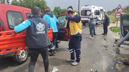 Şanlıurfa’da iki otomobil çarpıştı: Yaralılar var