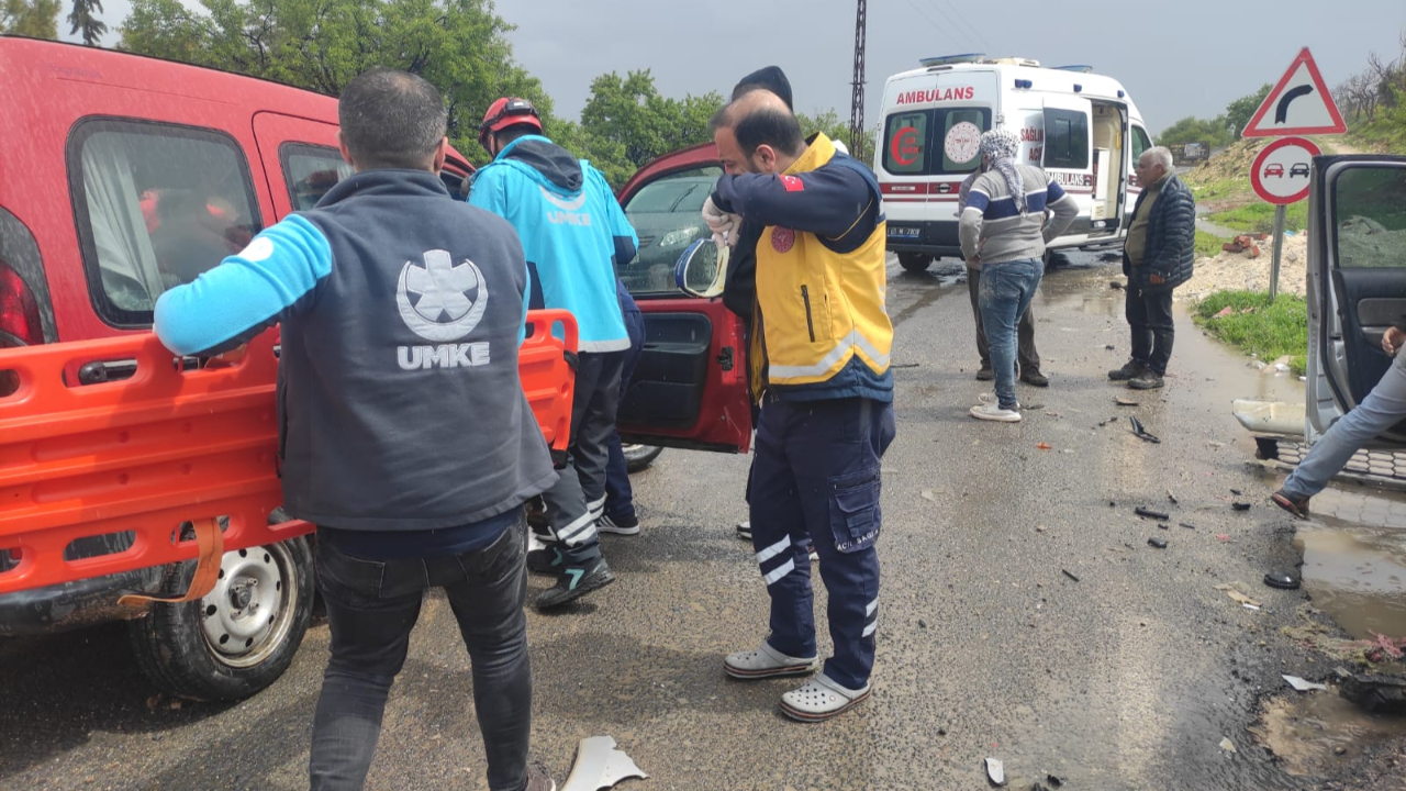 Şanlıurfa’da iki otomobil çarpıştı: Yaralılar var