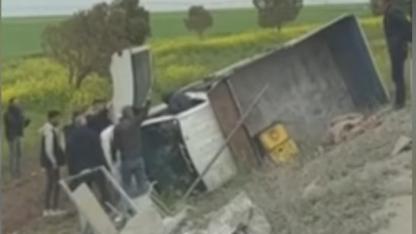 Şanlıurfa’da inşaat işçilerini taşıyan kamyonet devrildi: Yaralılar var