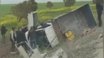 Şanlıurfa’da inşaat işçilerini taşıyan kamyonet devrildi: Yaralılar var