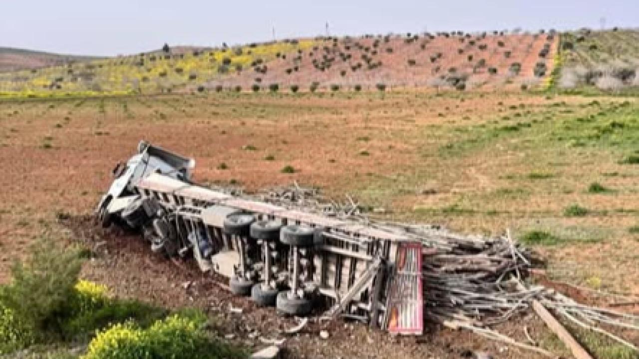 Şanlıurfa’da kontrolden çıkan tır yol kenarındaki tarlaya devrildi