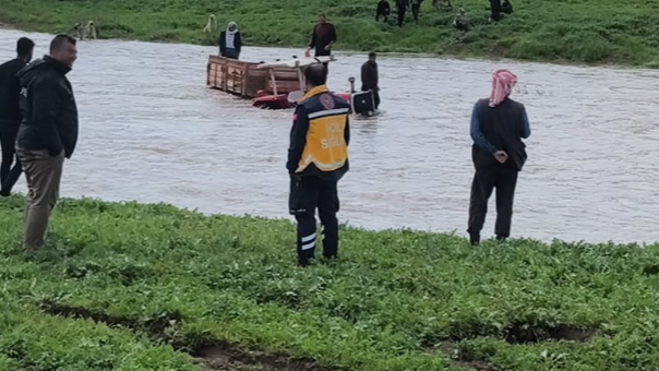 Şanlıurfa’da traktör dere yatağına devrildi: 3 kişi mahsur kaldı