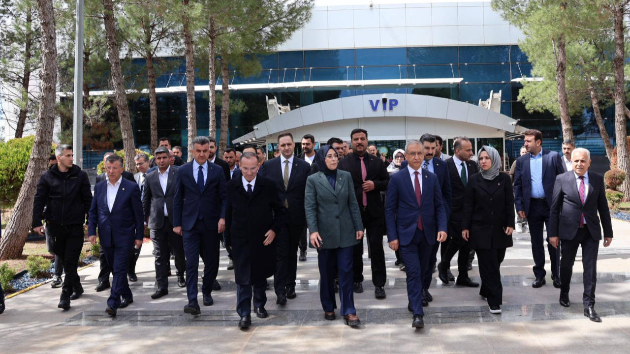 AK Parti milletvekilleri felaketin yaşandığı Şanlıurfa'da
