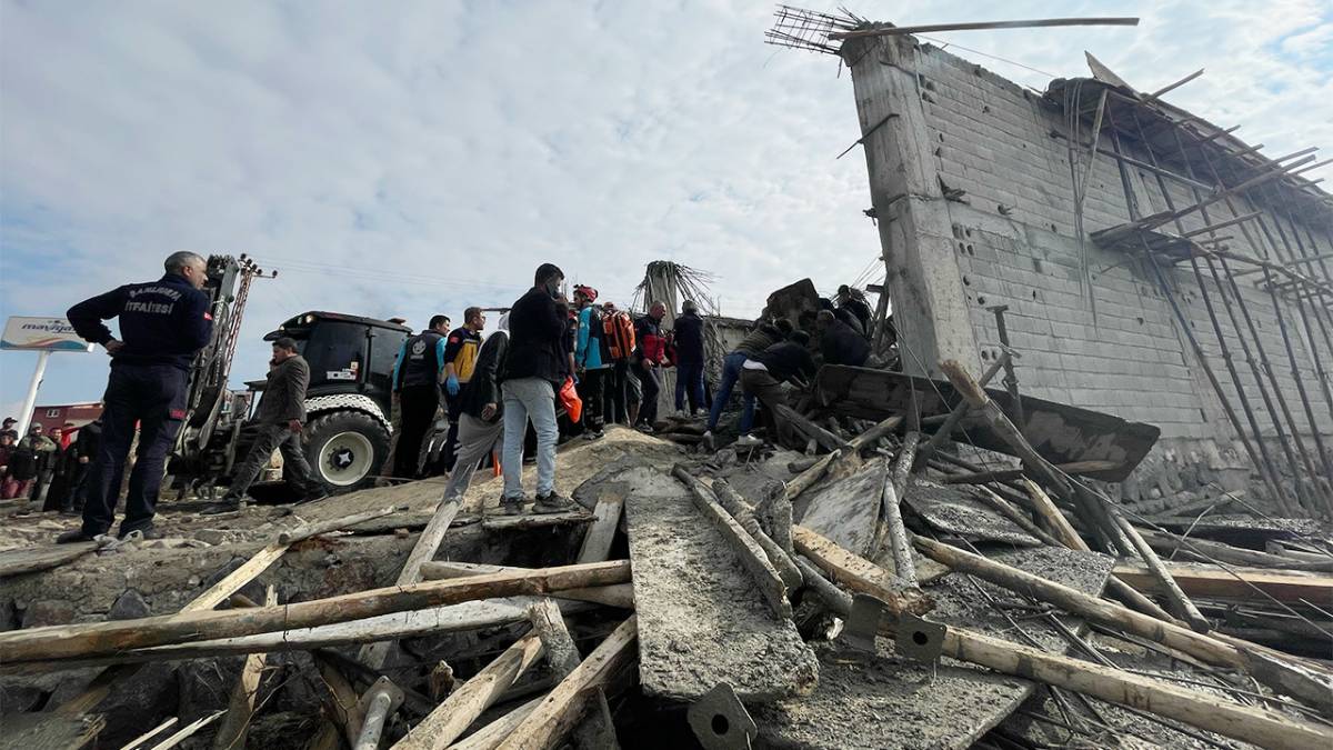Şanlıurfa'da tek katlı inşaat çöktü: 4 işçi enkaz altında kaldı
