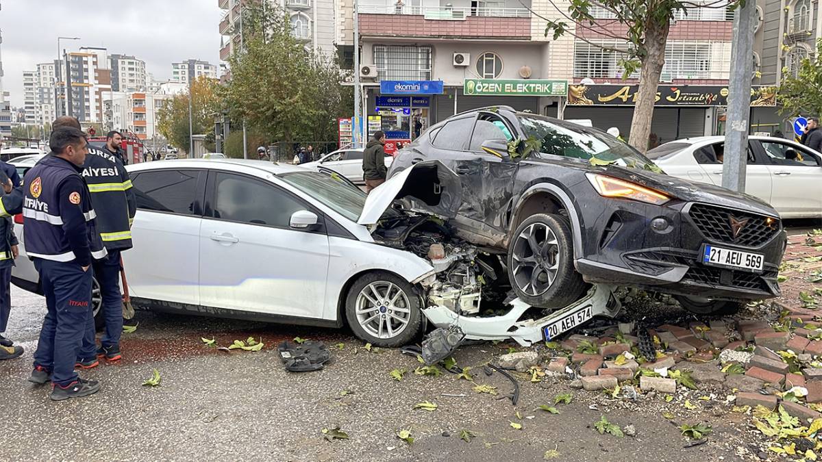 Şanlıurfa'nın ilçesinde kaza: Sürücü ve eşi yaralandı