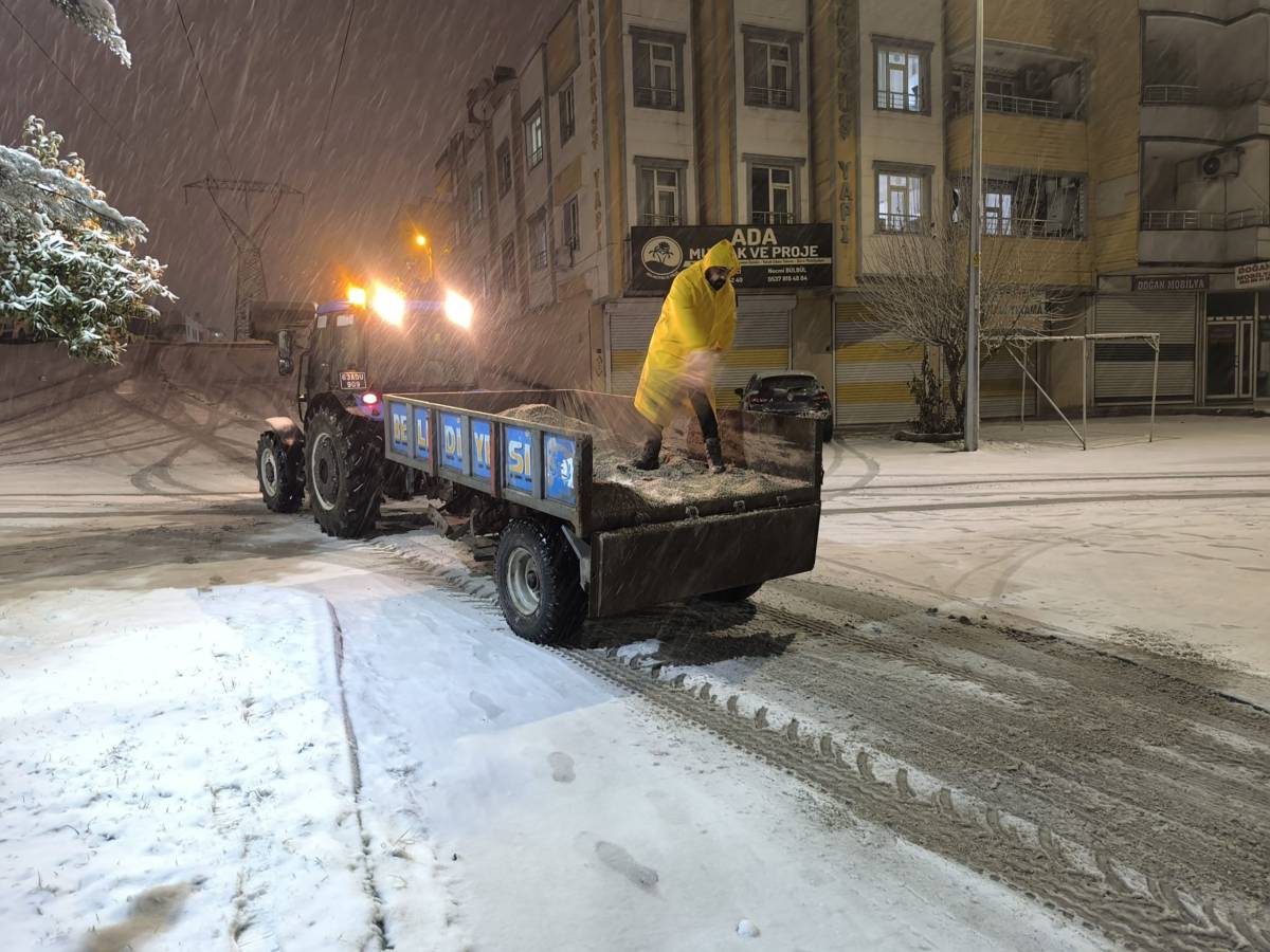 Haliliye Belediyesi karla mücadele için sahada