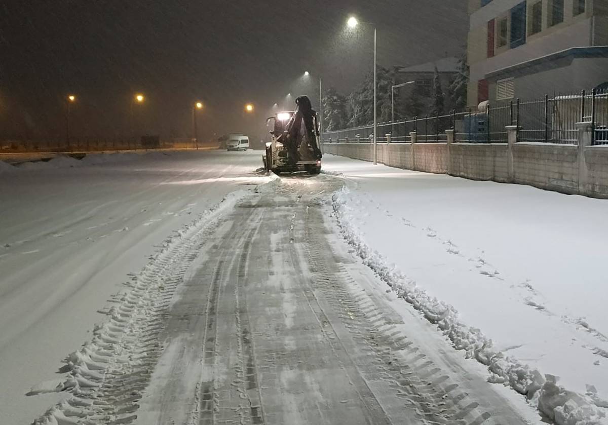 Haliliye Belediyesi karla mücadele için sahada