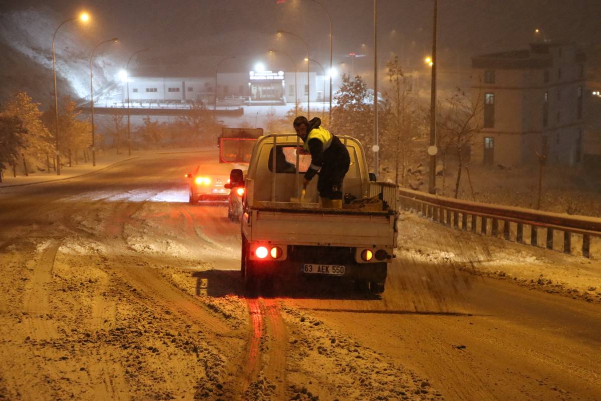 Şanlıurfa Büyükşehir Belediyesi kar mesaisinde