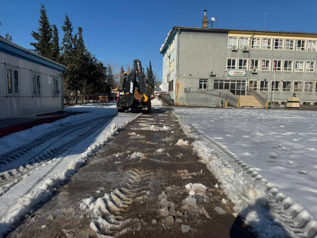 Viranşehir'de okul bahçelerinde kar temizliği