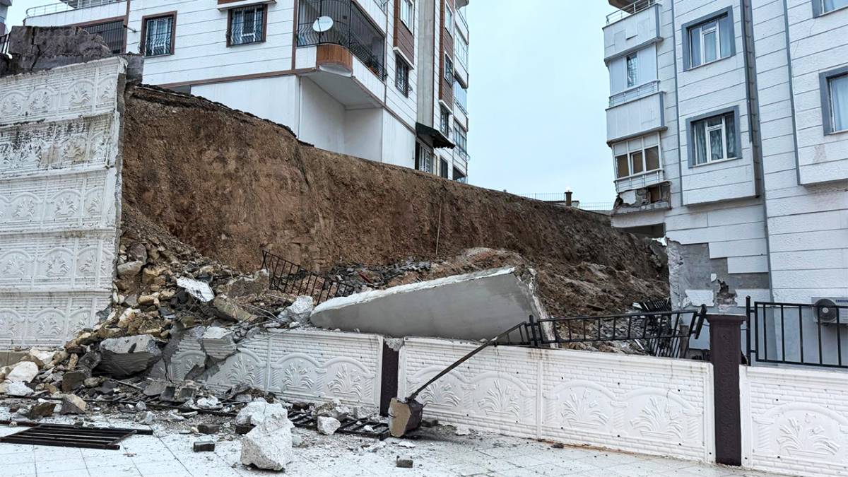 Şanlıurfa'da istinat duvarı çöktü: Binada mahsur kaldılar