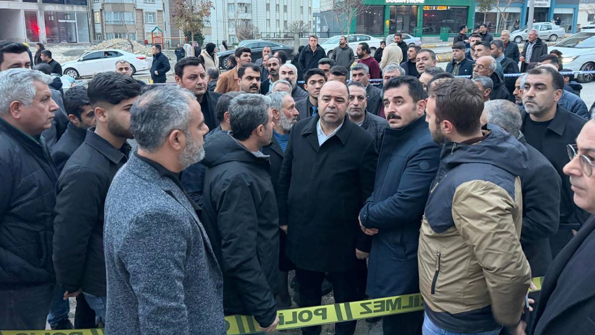 Şanlıurfa'da istinat duvarı çöktü: Binada mahsur kaldılar