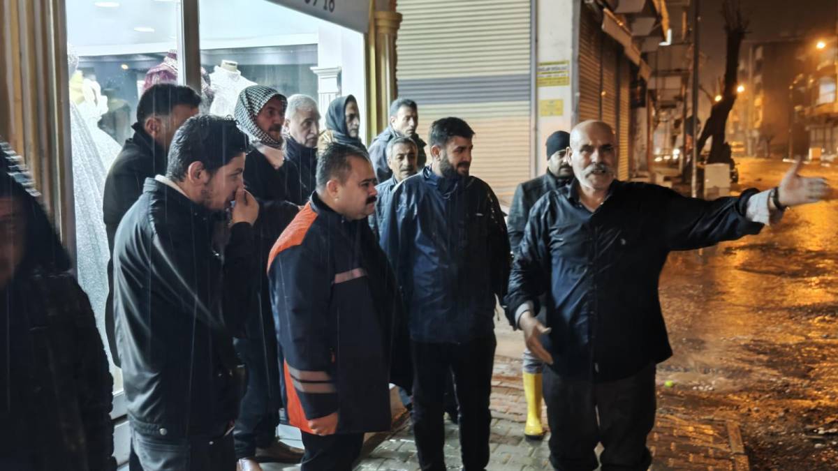 Şanlıurfa'da mahsur kalan aile kepçe ile kurtarıldı