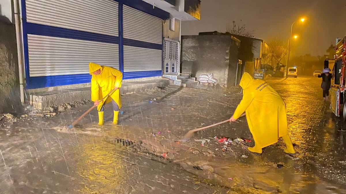 Şanlıurfa'da mahsur kalan aile kepçe ile kurtarıldı