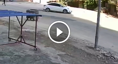 El freni çekilmeyen otomobil apartmanın bahçesine düştü